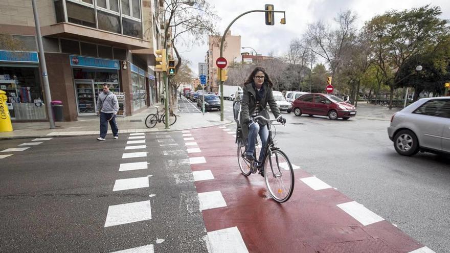 Una ciclista pedalea por el carril bici de la calle Pérez Galdós de Palma.