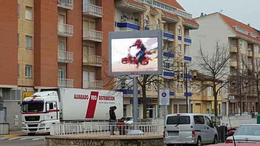 La nueva pantalla funcionando en El Ferial.