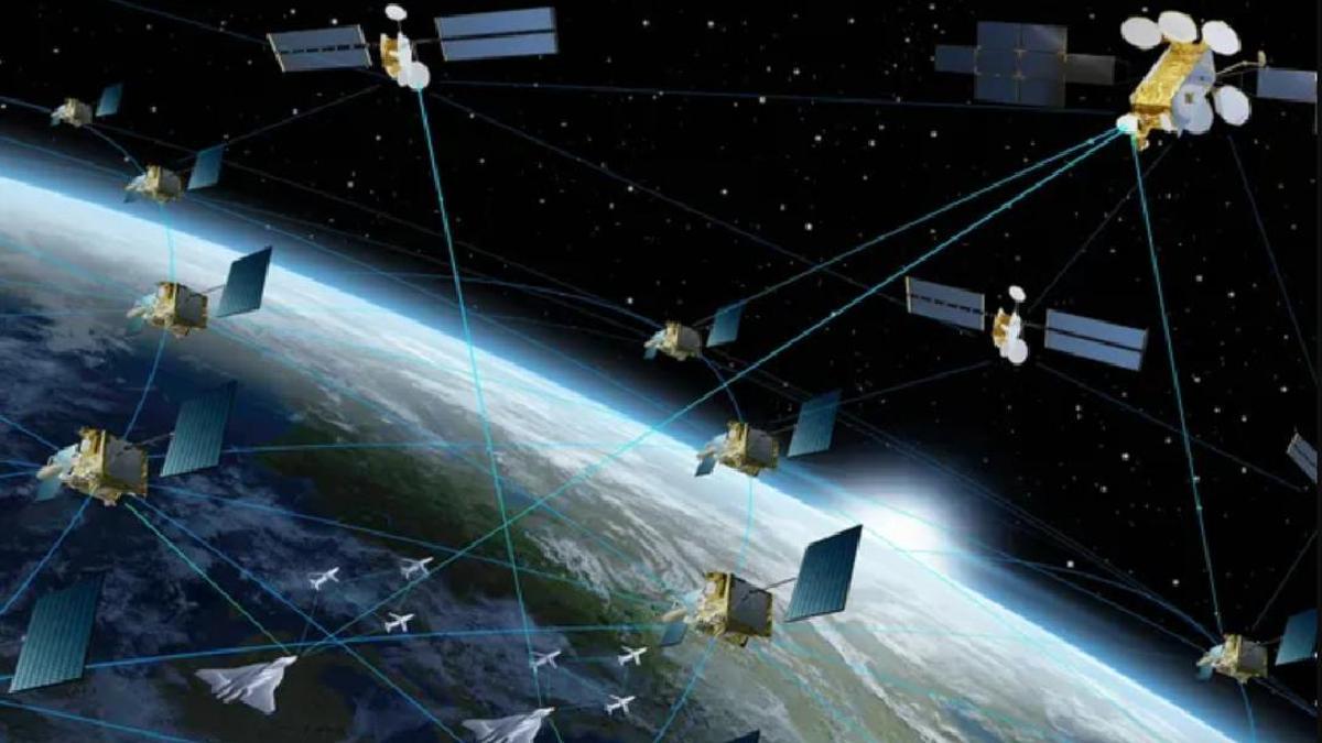 Satèl·lits, caces i drons combinats en una il·lustració sobre el FCAS d'Airbus