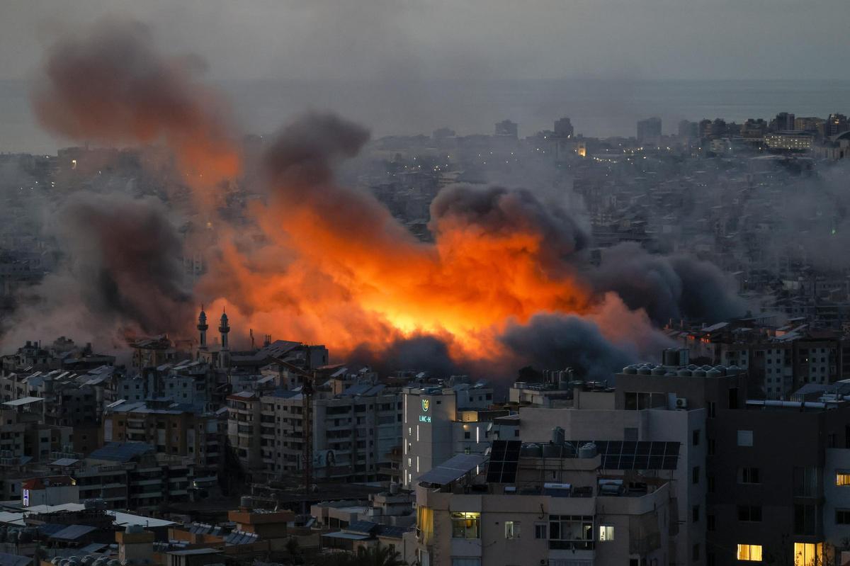El humo y las llamas se elevan tras un ataque aéreo israelí en Dahieh, un suburbio predominantemente chiita en el sur de Beirut, Líbano, el pasado 06 de marzo de 2026