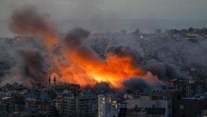 El humo y las llamas se elevan tras un ataque aéreo israelí en Dahieh, un suburbio predominantemente chiita en el sur de Beirut, Líbano, el pasado 06 de marzo de 2026