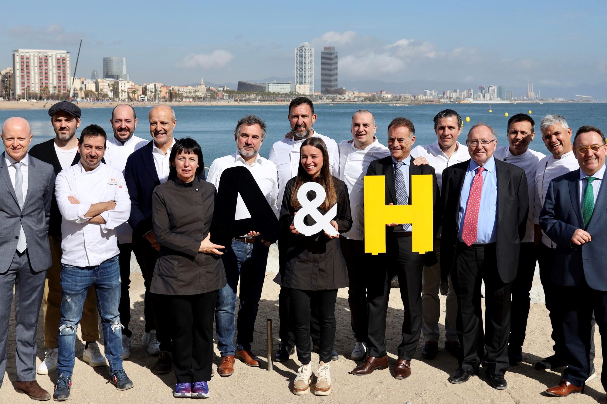 Algunos de los chefs que participarán en Alimentaria &amp; Hostelco, con los organizadores de la feria, este jueves en la Barceloneta.