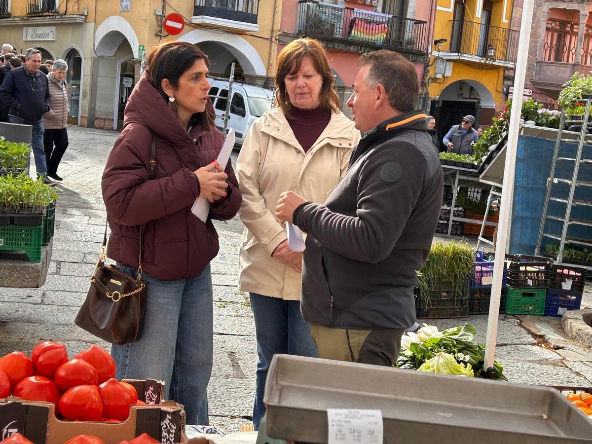 Las concejalas Belinda Martín (izquierda) y Ana Gallego, en el mercado de la plaza Mayor de Plasencia.