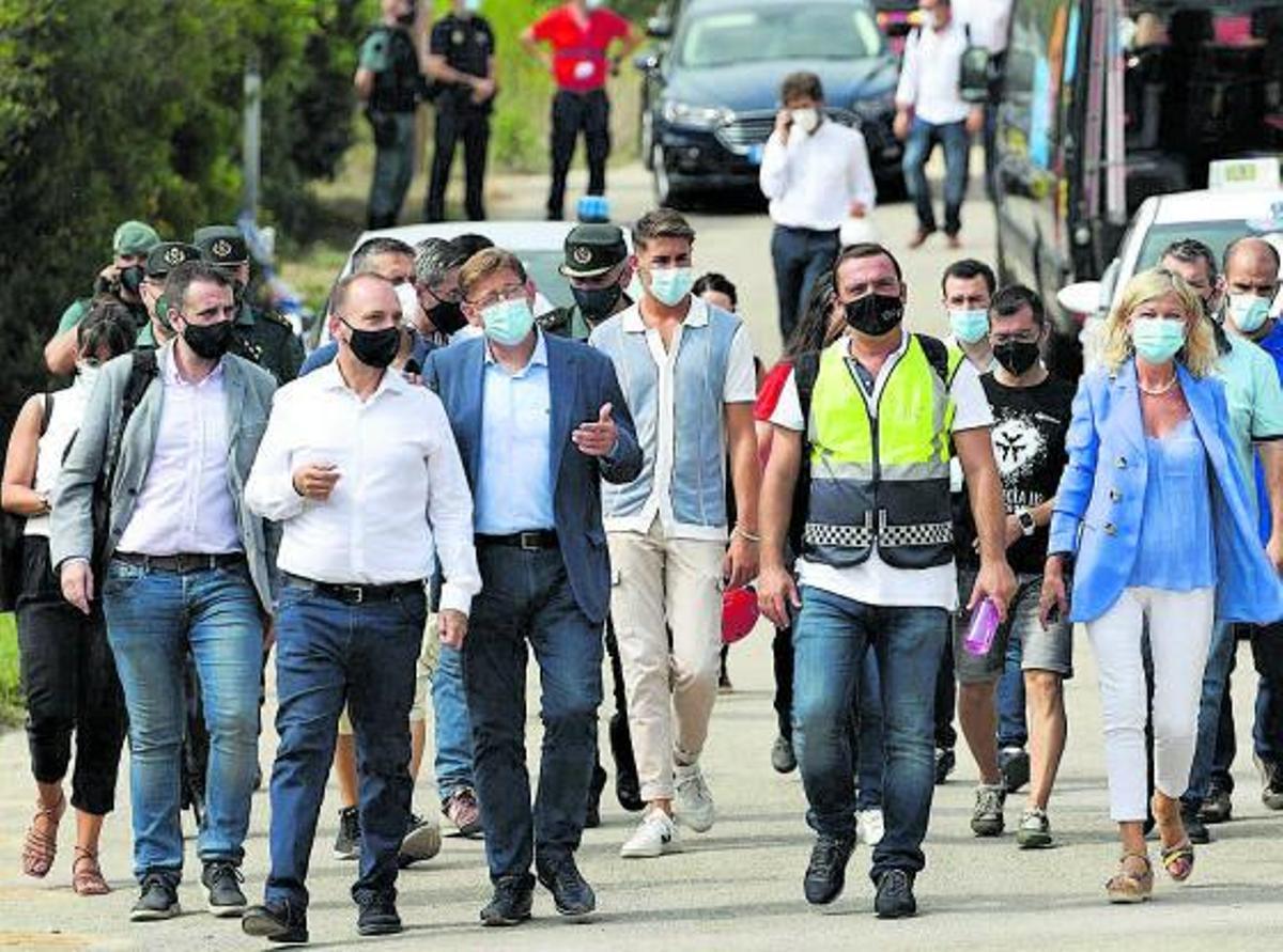 Dalmau, Puig y Bravo, ayer, en su visita al lugar del siniestro. | ANDREU ESTEBAN