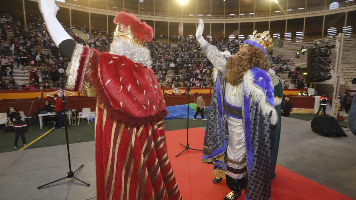 Gran expectación en Alicante para ver a los Reyes Magos