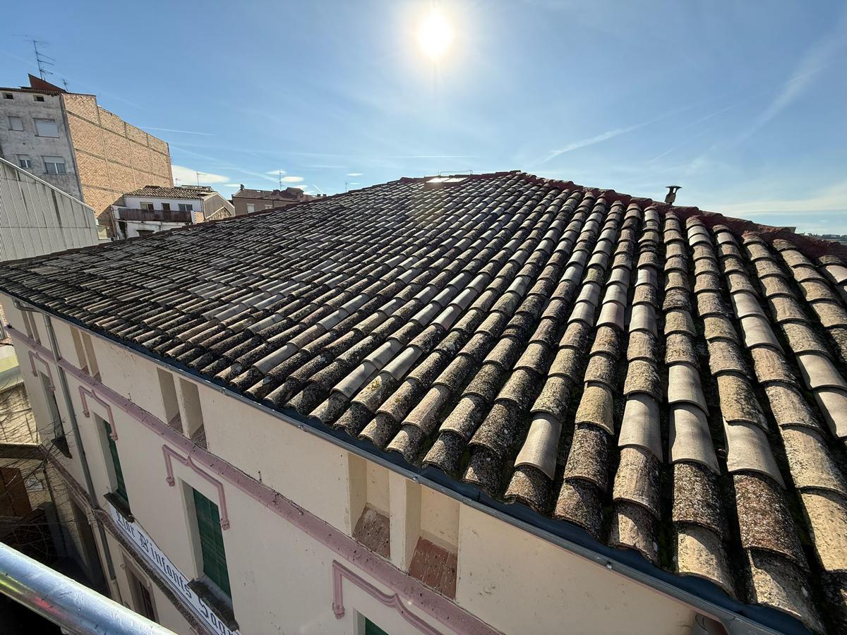 Teulada de l'edifici de l'Escola Municipal de Música de Sant Fruitós