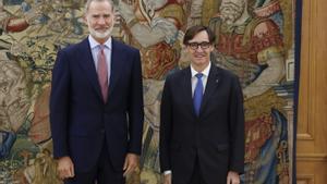 El rey Felipe VI recibe en audiencia al presidente de la Generalitat, Salvador Illa, este miércoles en el Palacio de la Zarzuela.