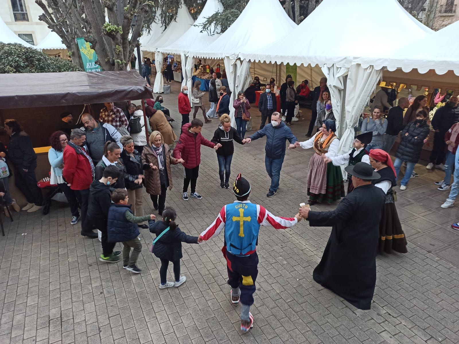 La Pola vuelve a cogerse de la mano: así se bailó la danza prima