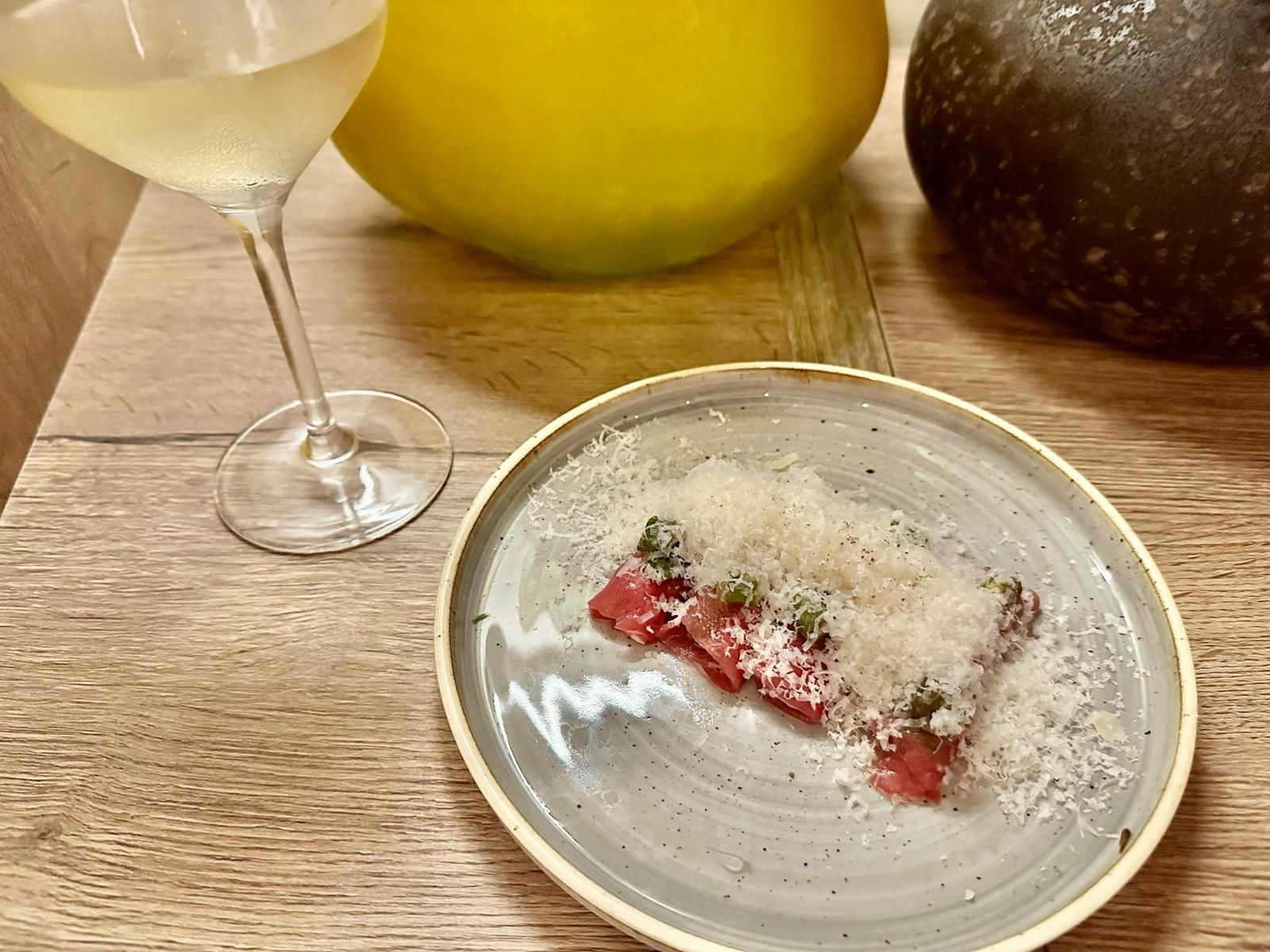 Lamina de frisona canaria, espárrago y queso.