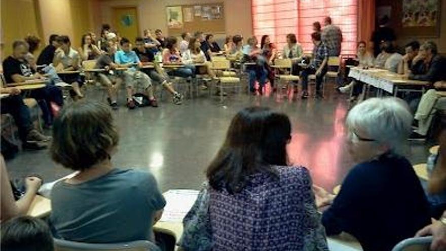 Colectivos de la Malva-rosa se encerraron el lunes en el instituto Isabel de Villena.