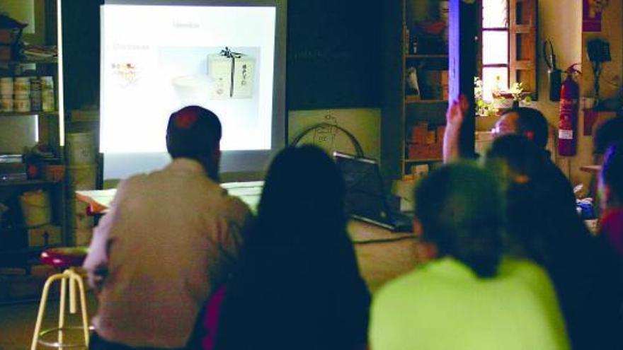 Alumnos de la Escuela de Cerámica, durante la proyección de imágenes sobre la ceremonia del té.