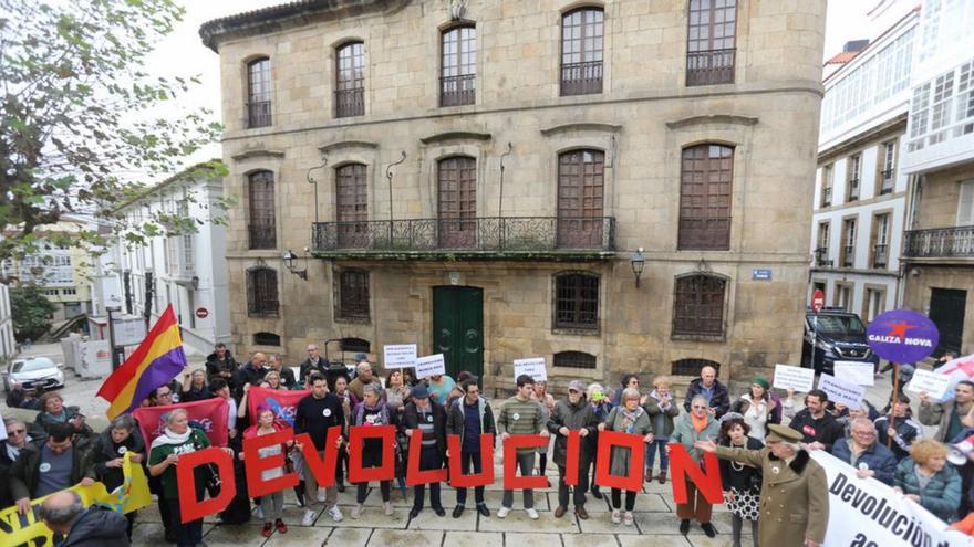 Los Franco tendrán que pagar 3.000 euros por no abrir la Casa Cornide