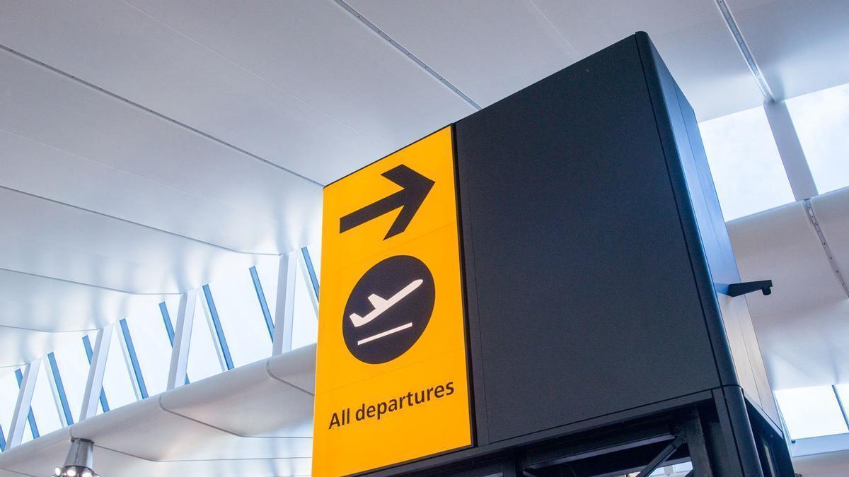 Más de 400 vuelos cancelados en Reino Unido por un fallo técnico en el control de tráfico aéreo
