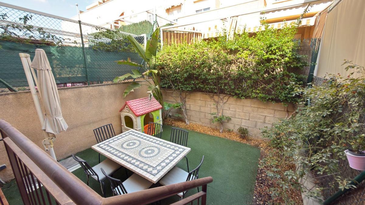 La casa a la venta en Tómbola (Alicante) tiene una pequeña terraza
