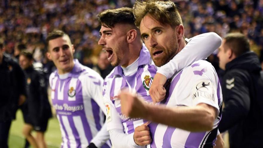 &quot;Míchel&quot; (d) celebra el gol conseguido ante el Girona, ayer en el José Zorrilla. // R. García