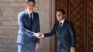 Sánchez y Aragonès escenifican el traspaso de nuevas competencias al Govern para allanar la investidura de Illa