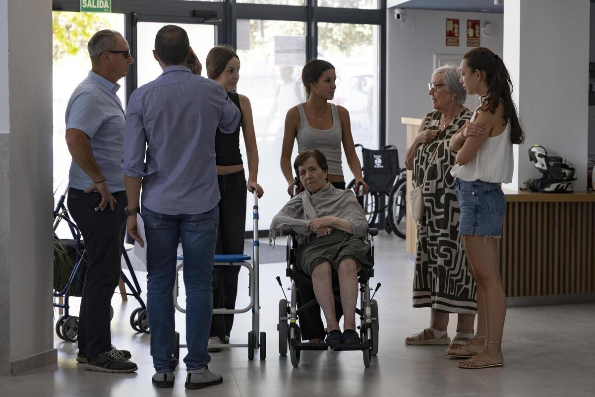 Así ha sido el traslado de los usuarios a la nueva residencia la  Beneficencia de Ontinyent