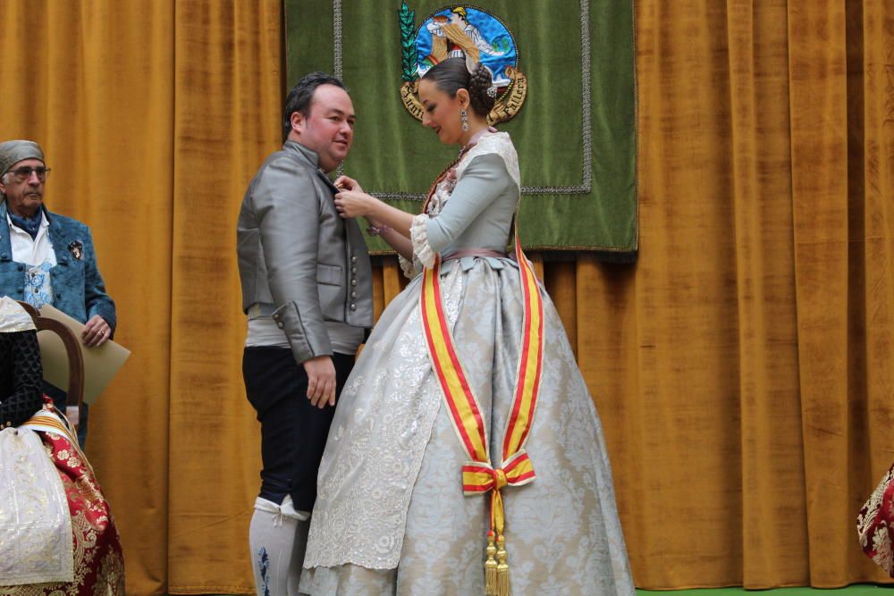 Intercambio de fotos con la fallera mayor e imposición de bunyols d'or