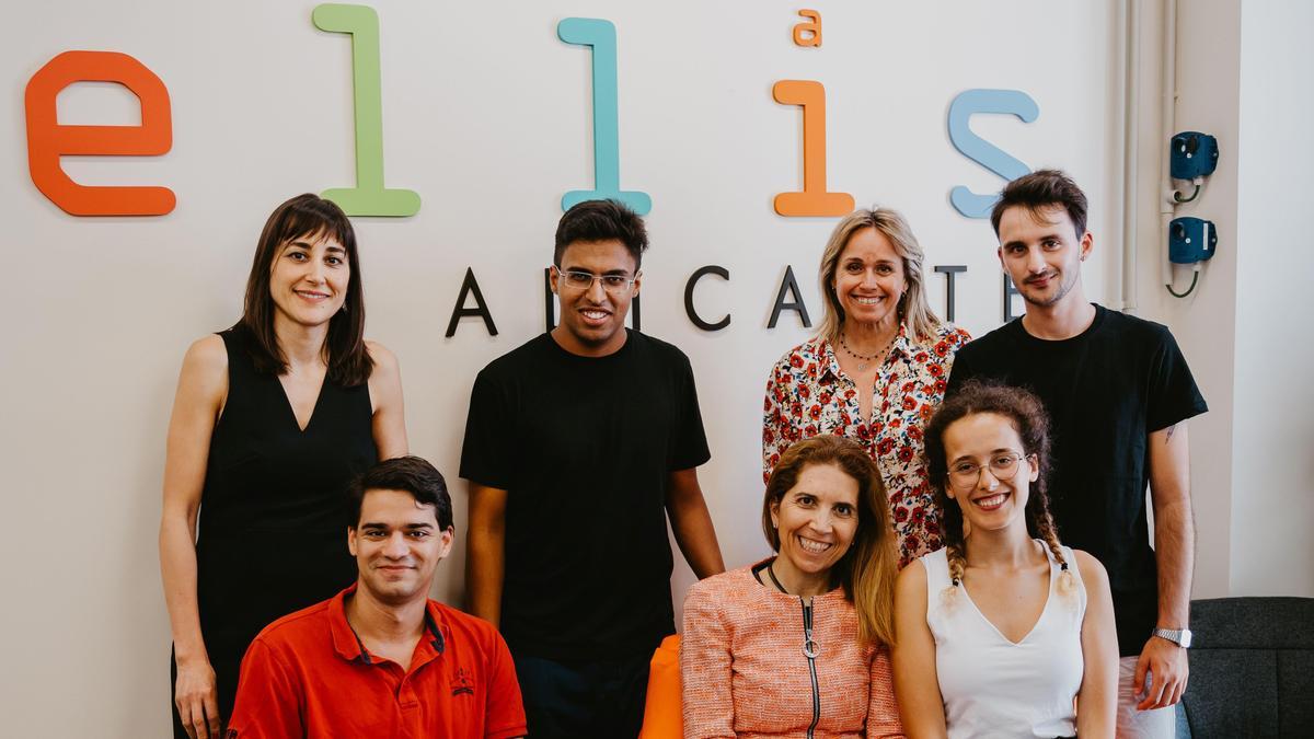 El equipo de ELLIS Alicante, organizador del simposio EDS22, con Nuria Oliver, su directora, sentada en el centro de la imagen.