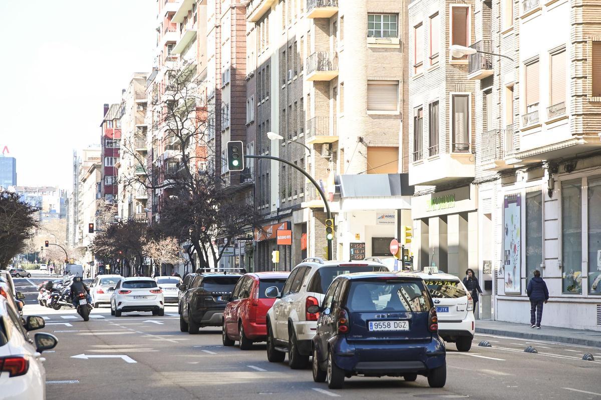 Tráfico en la avenida Valencia de Zaragoza, este sábado.