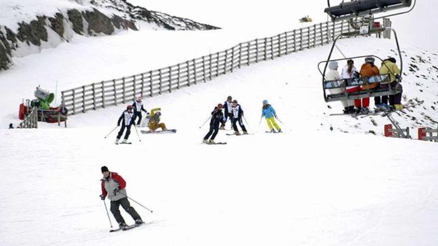Esquiadores ayer en las pistas de Valgrande-Pajares.