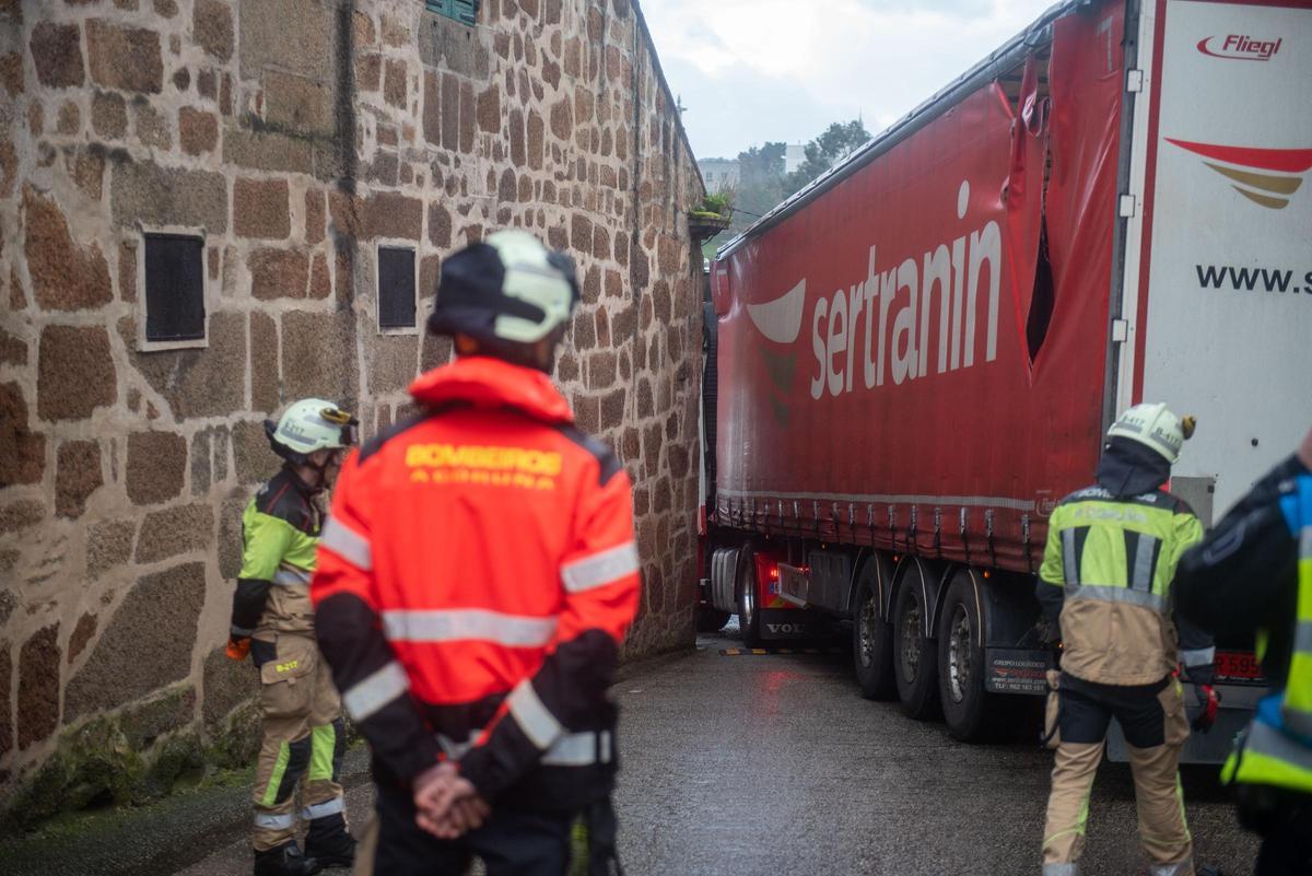 Un tráiler, atascado en As Xubias