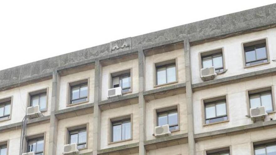 El Ayuntamiento de Cáceres pedirá eliminar el símbolo franquista del edificio de los sindicatos