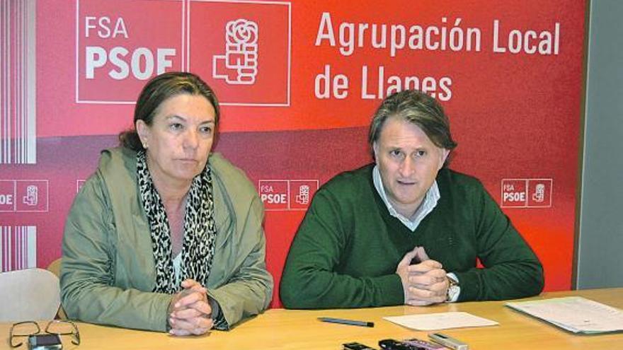 Dolores Álvarez Campillo y José Balmori, ayer, en la sede del PSOE llanisco.