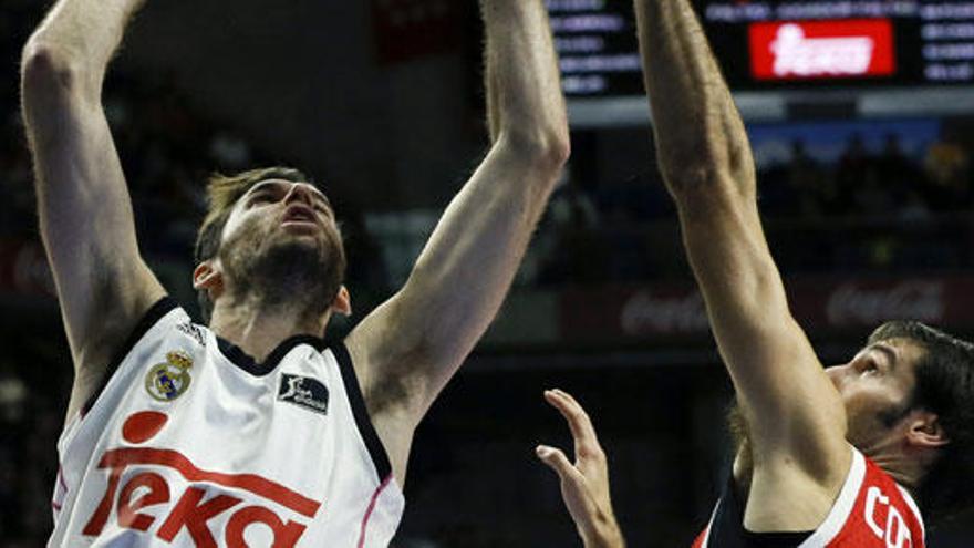 Rudy Fernandez intenta encestar ante Alberto Corbacho.