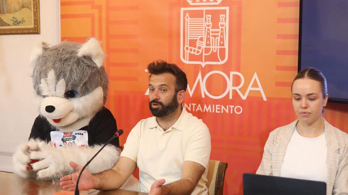 Zafito, mascota del festival, el concejal David Gago, y Laura Bresme, promotora del festival.