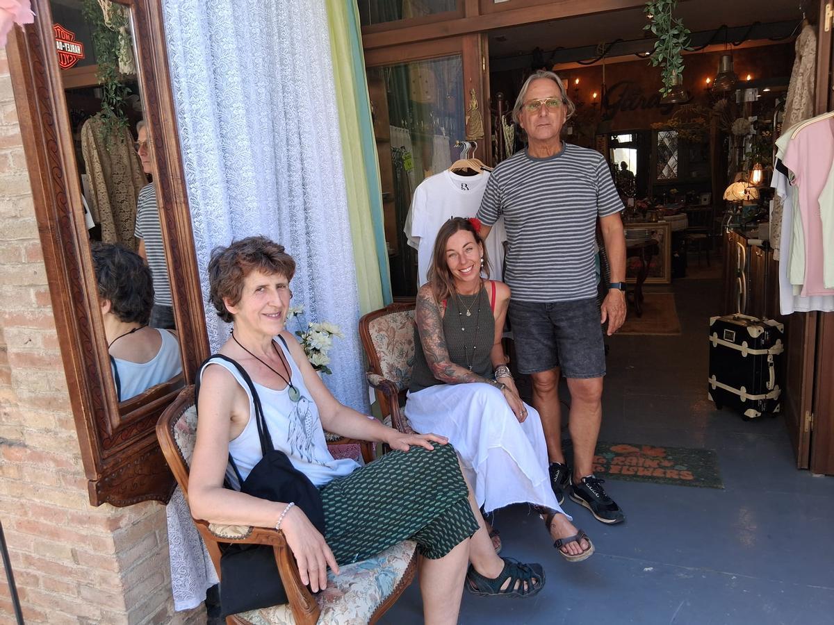 Les artistes locals, Anna i Bonnie amb el regidor de cultura Narcis Coderch.