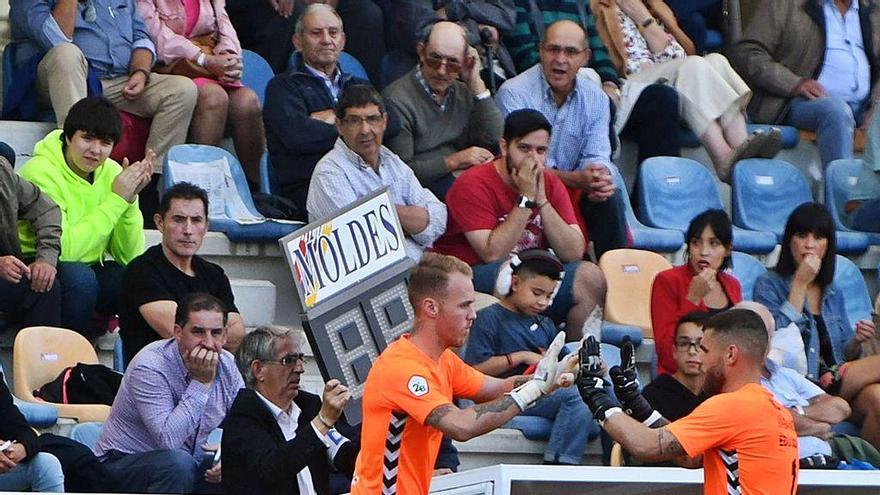 Salida del portero al césped en su debut con el equipo granate.