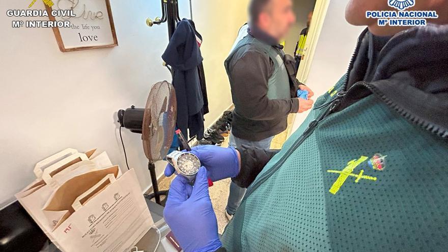 Un agente con un reloj recuperado en los registros.