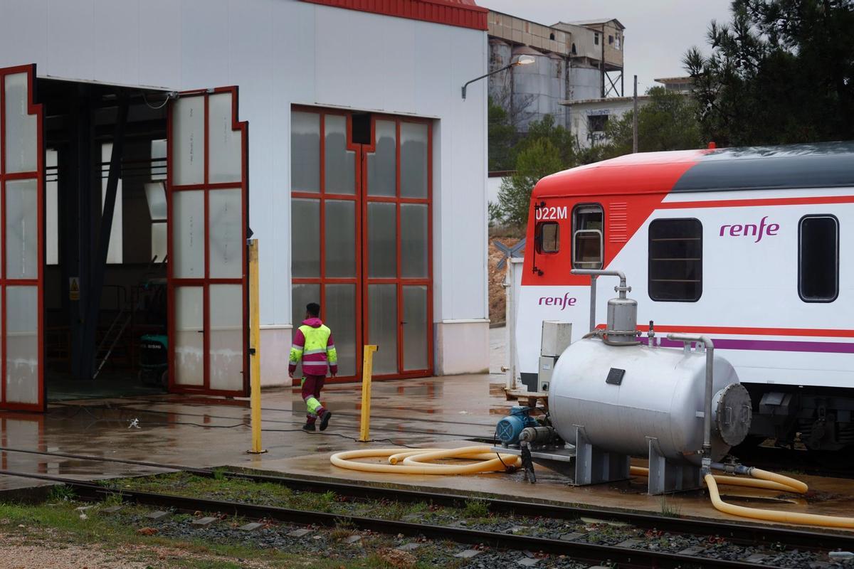 Los estación de Buñol acoge los talleres de los trenes de pasajeros de la línea.