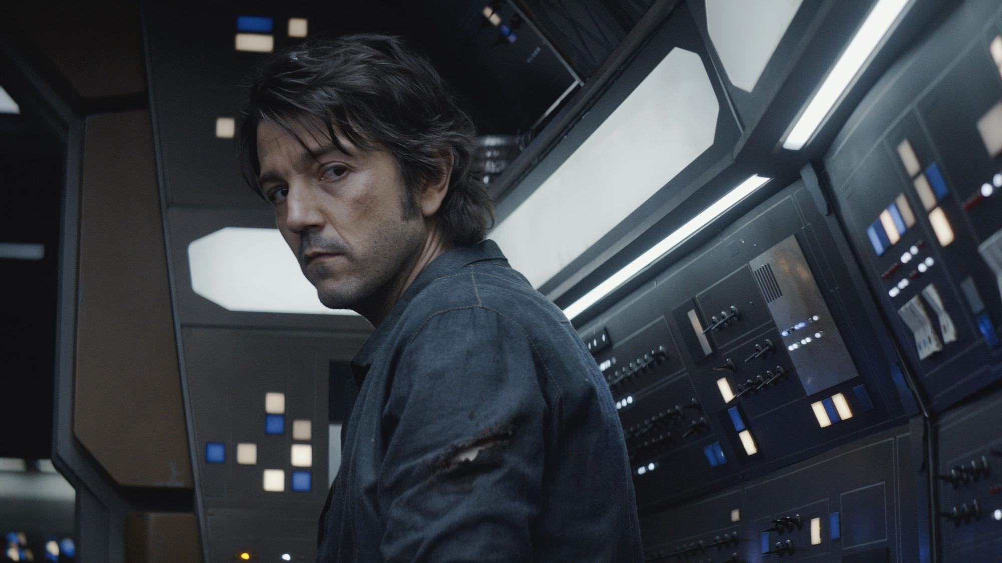 Diego Luna: "En 'Andor', cada muerte importa; cuando se dispara un bláster pasan cosas"