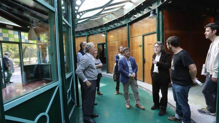 Roberto Sánchez Ramos, en el centro, junto a los representantes de Oviedo SOS Cultura, en el Pavo Real.