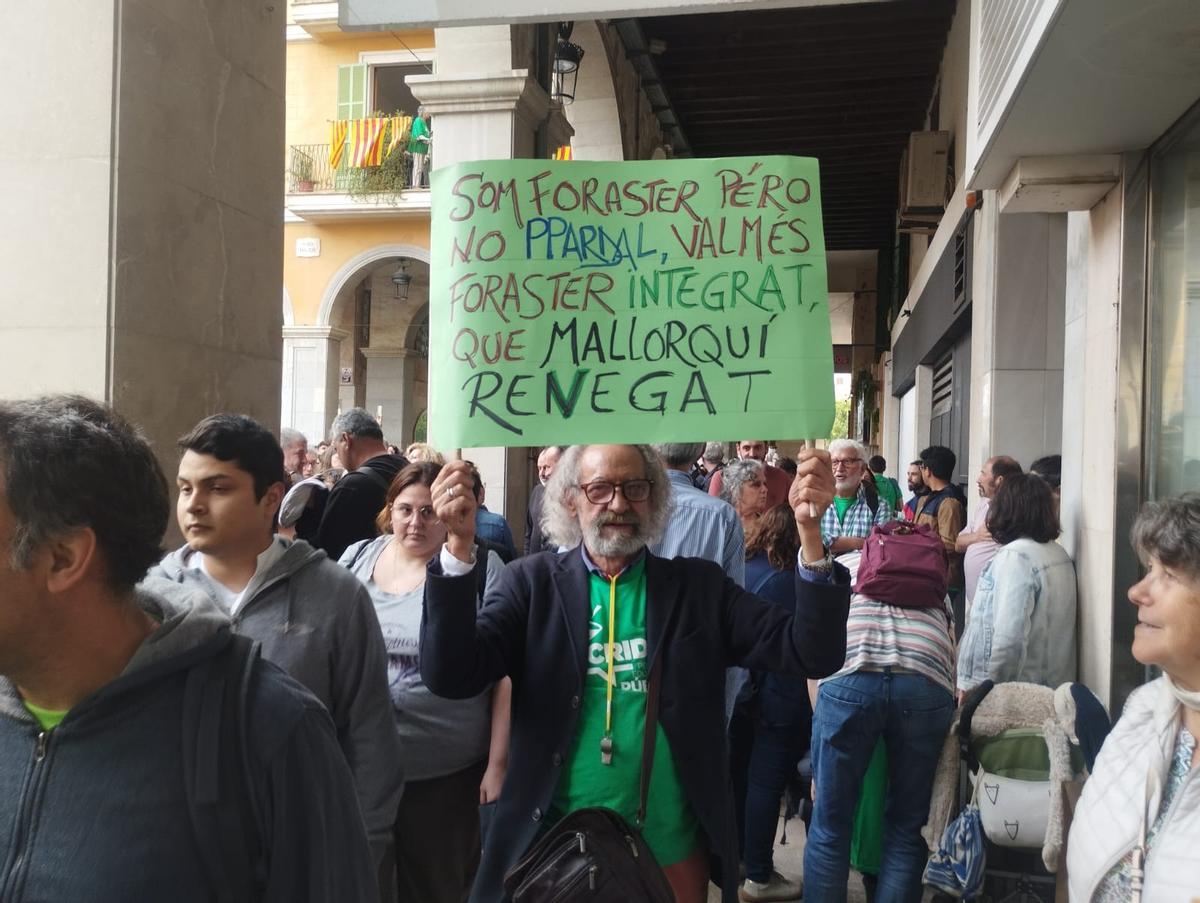 Pancarta a favoer del 'foraster integrat'.