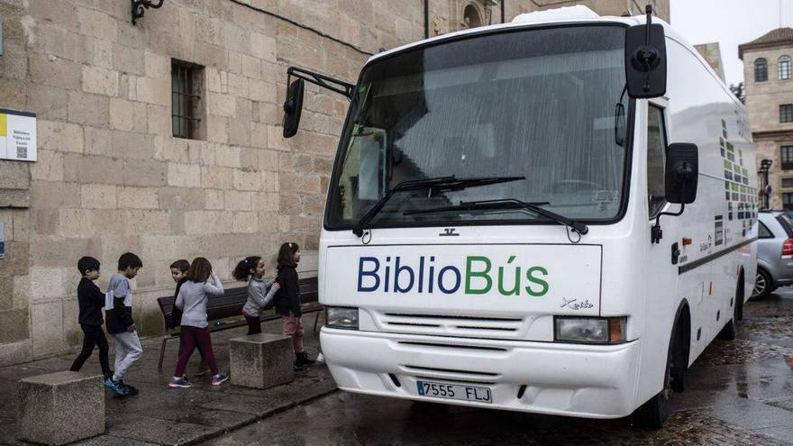 Varios escolares acceden al Bibliobús en la capital.