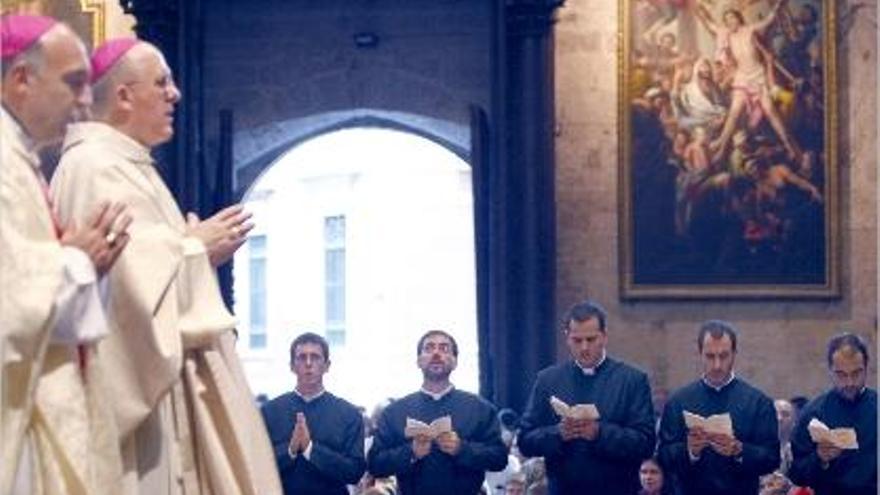 Algunos de los religiosos en al altar en un templo abarrotado.