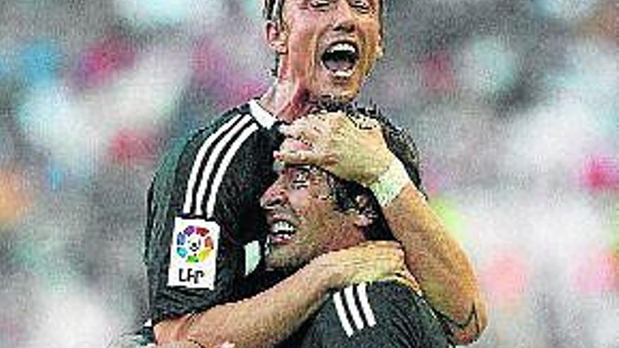 Guti celebra un gol junto a su compañero Raúl