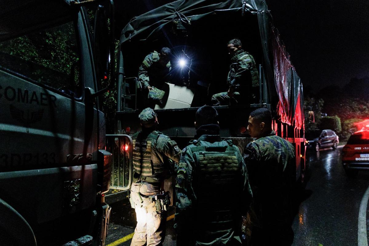 Soldados de la Fuerza Aérea de Brasil llegan al lugar del accidente aéreo donde se accidentó un avión de la aerolínea Voepass este viernes, en Vinhedo (Brasil).