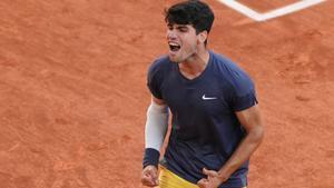 Carlos Alcaraz celebra su éxito en Roland Garros.