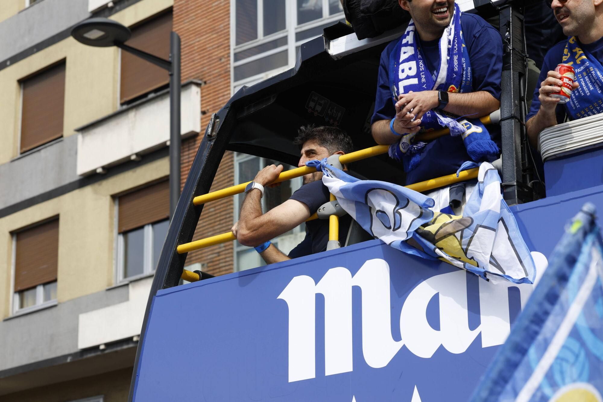 Locura azul en las calles de Oviedo para celebrar el ascenso del equipo a Primera División