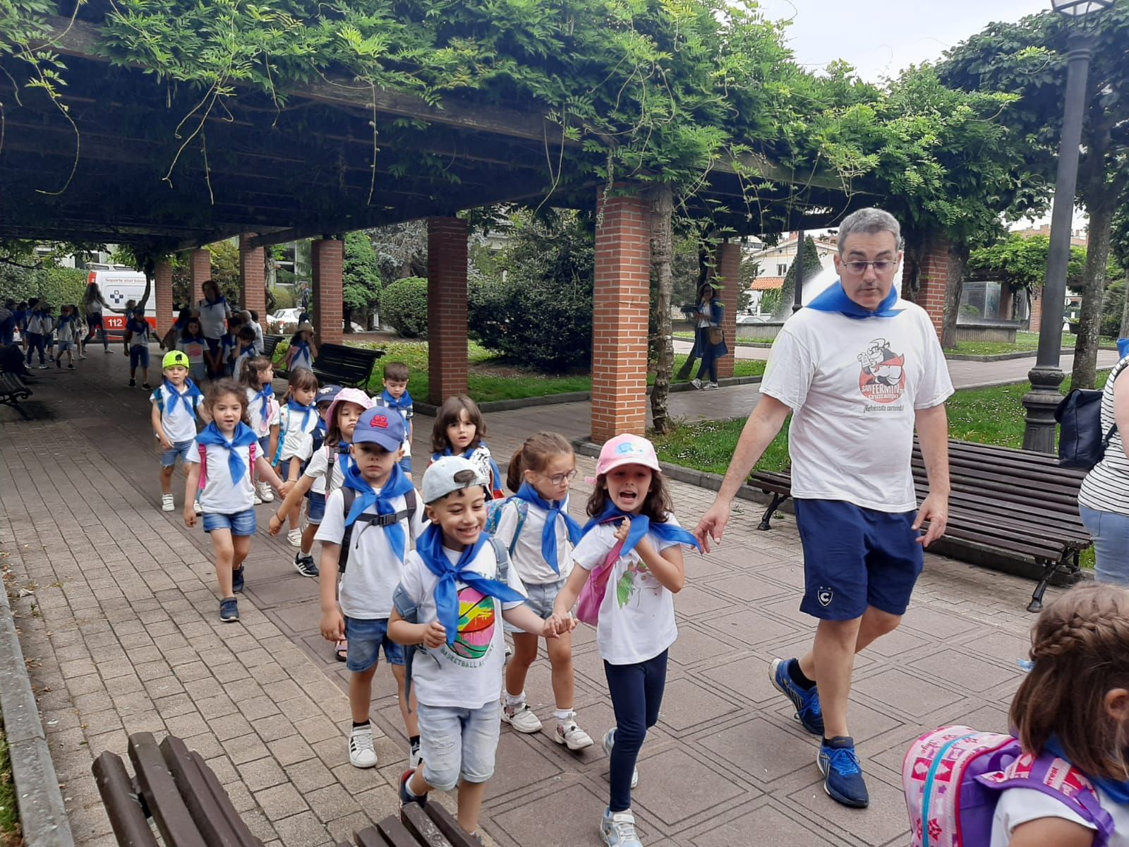 Los niños de la Pola ensayan para el Carmín: así ha sido la romería de la Escuela Peña Careses