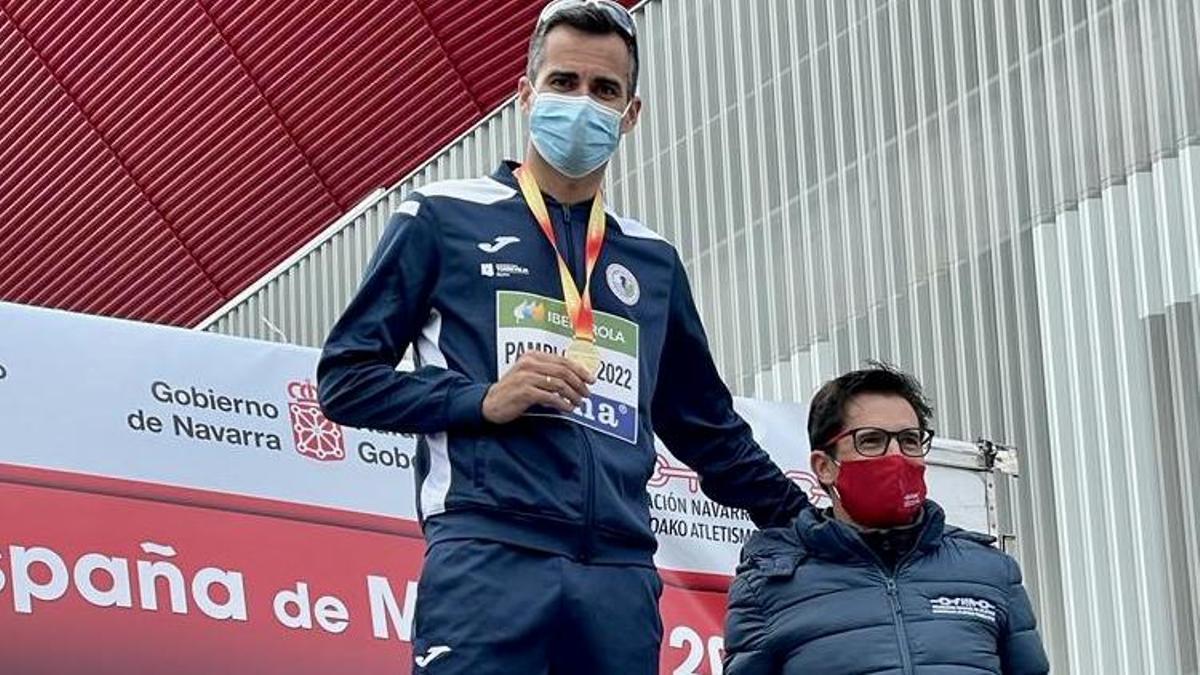 El marchador de Torrevieja Luis Manuel Corchete, junto a su nuevo entrenador, Jacinto Garzón