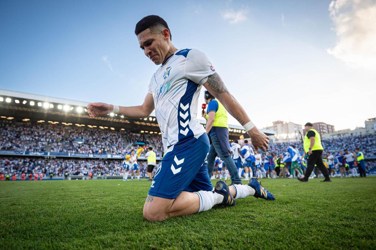 La promesa de Fabricio: una de las imágenes de la fiesta del ascenso a Segunda logrado el 1 de mayo de 2026.