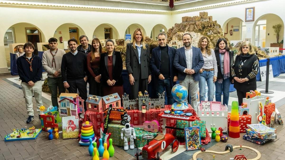 Entrega juguetes campaña solidaria