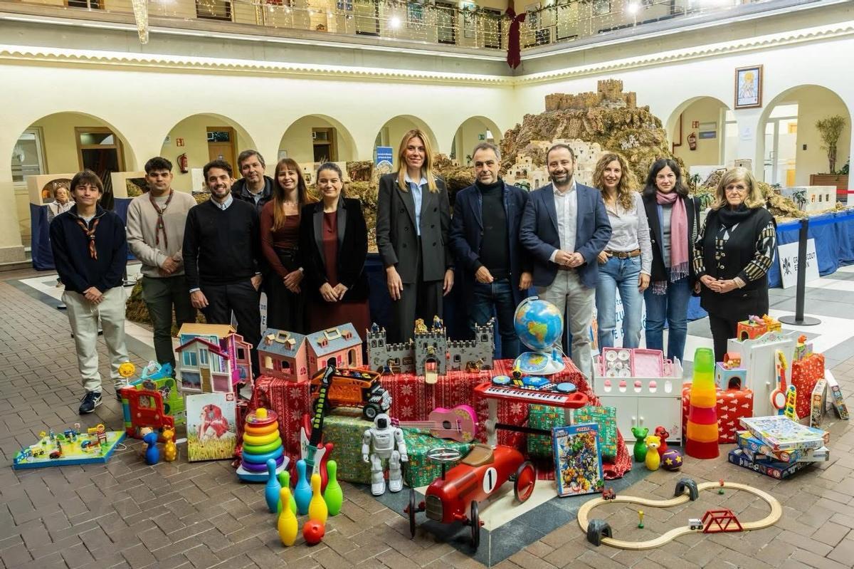 Entrega juguetes campaña solidaria