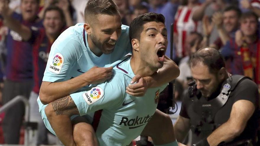 Atlético y Barcelona empatan con goles de Saúl y Luis Suárez