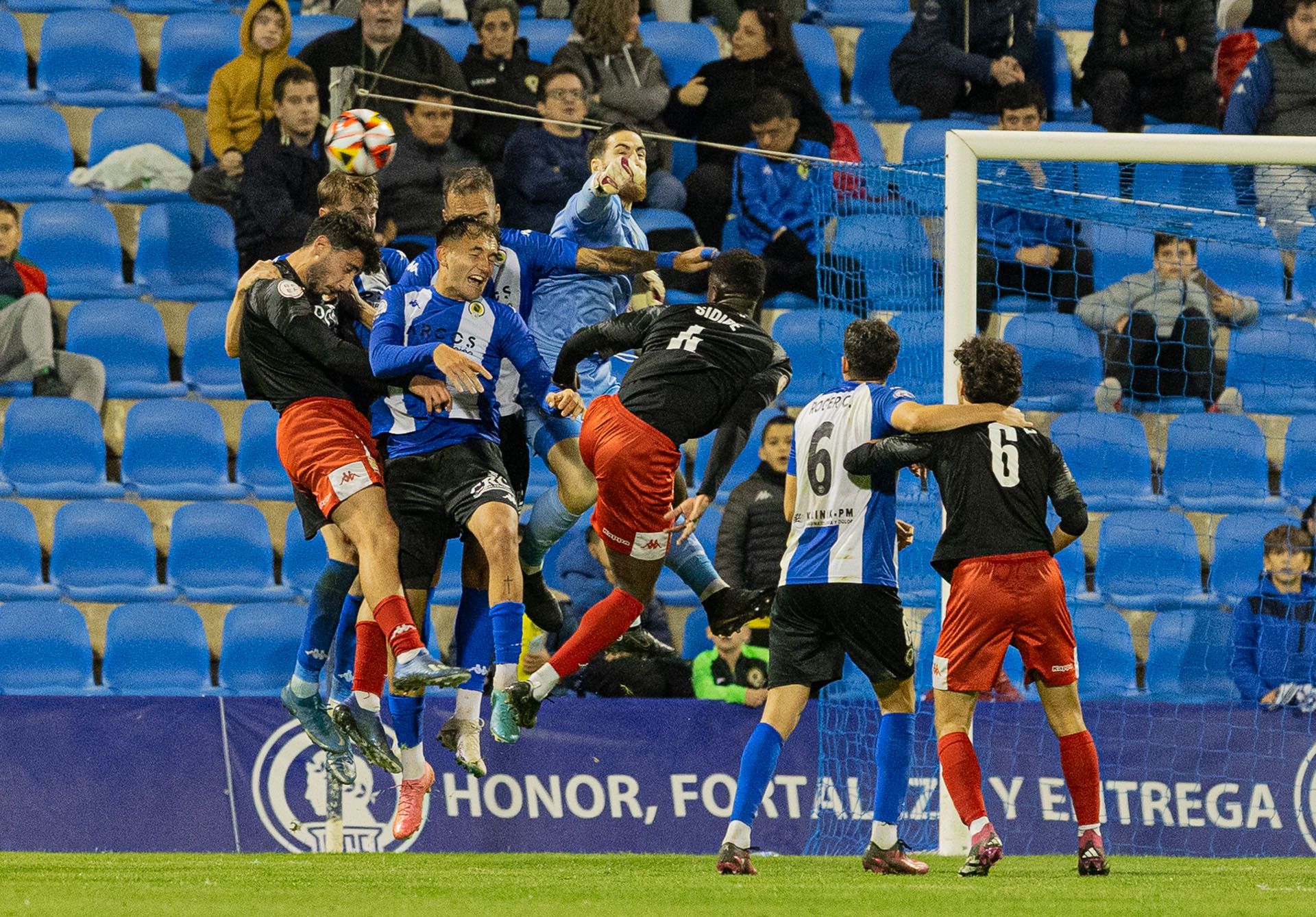 Samu Vázquez da los tres puntos al Hércules